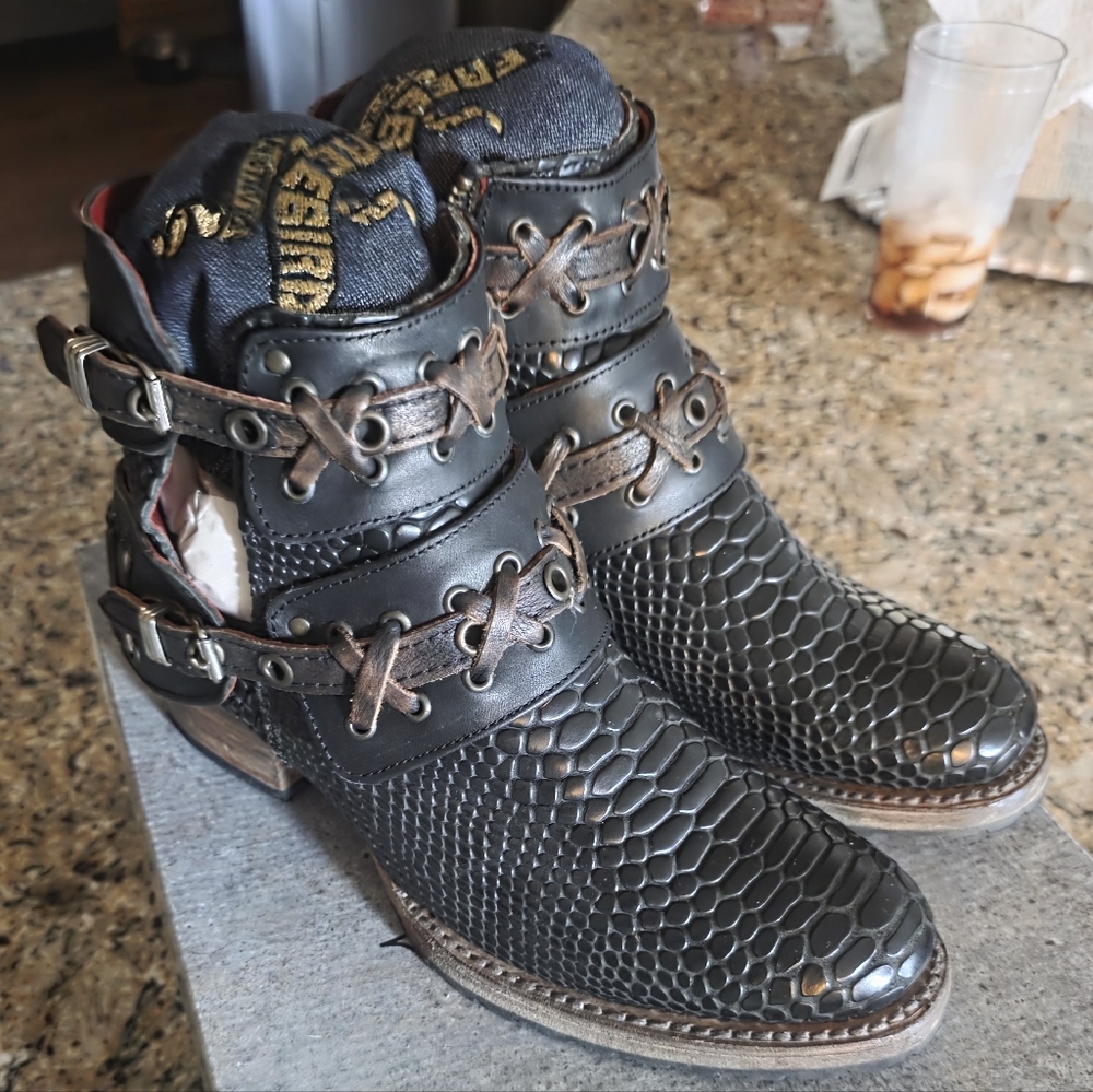 Freebird By Steven WOMENS Ankle Bootie| DUBLIN |Black SNAKE|SIZE 7| DISCONTINUED - Picture 2 of 11